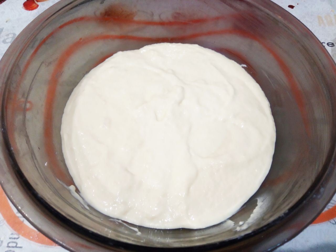 Заливной мясной пирог на кефире с сыром, вкусный и аппетитный: Муку просеиваем через сито и добавляем в смесь, размешиваем венчиком или миксером.