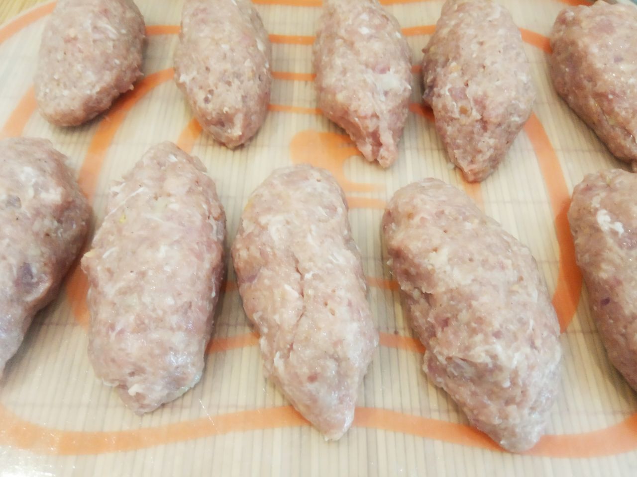 Домашние мясные котлеты, с начинкой из сыра, вкусные и аппетитные: На середину лепешек кладем брусочки сыра и формируем продолговатые котлеты.