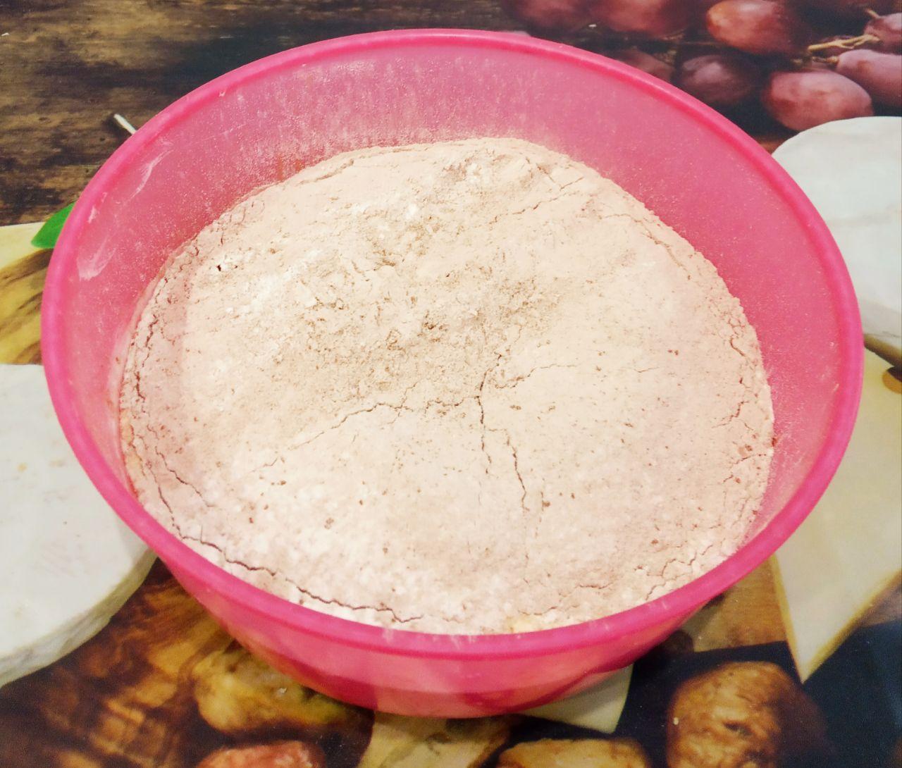 Вкусный шоколадный пирог с начинкой из творожных шариков 