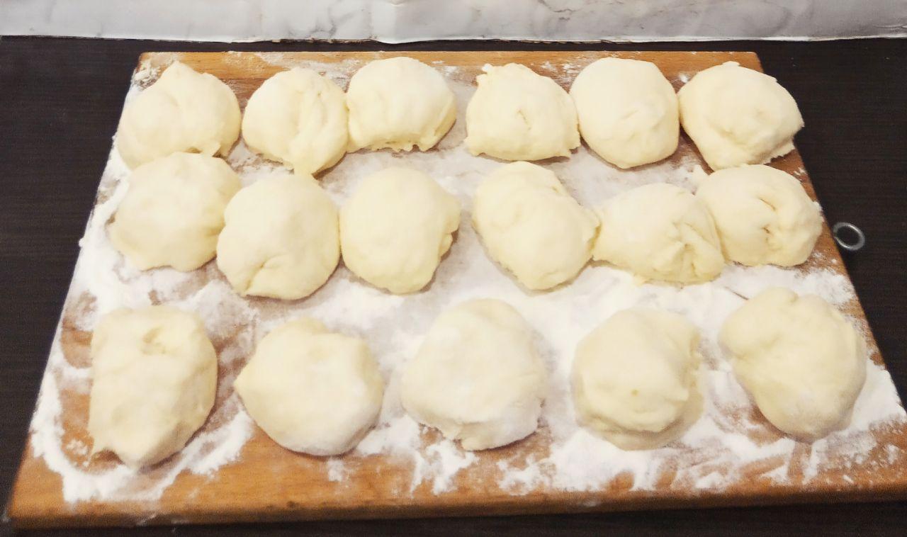 Вкусные жареные пирожки из дрожжевого теста со сливами: Когда тесто увеличится в объеме, разделяем его на небольшие шарики.