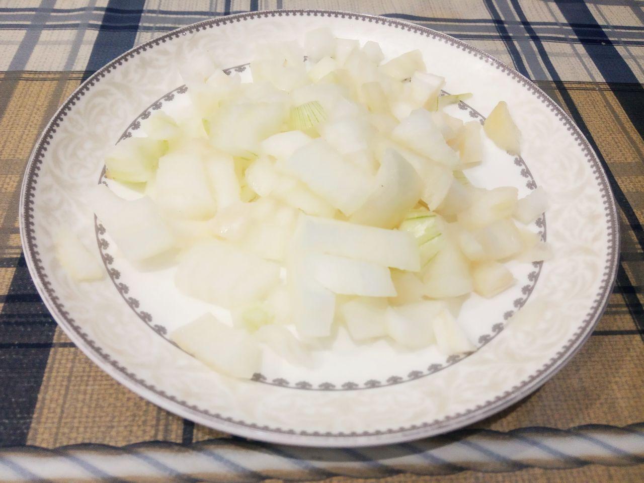 Жареные баклажаны с луком, напоминают вкус грибов: Лук очищаем от шелухи, промываем и нарезаем кубиками.