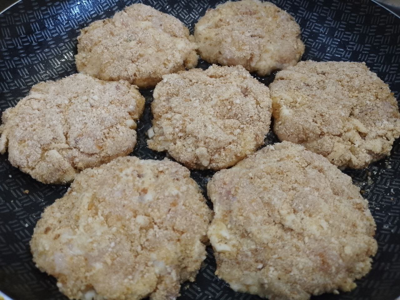 Котлеты куриные из рубленого филе и сыра: Разогреваем сковороду с растительным маслом, укладываем котлеты и обжариваем под закрытой крышкой на