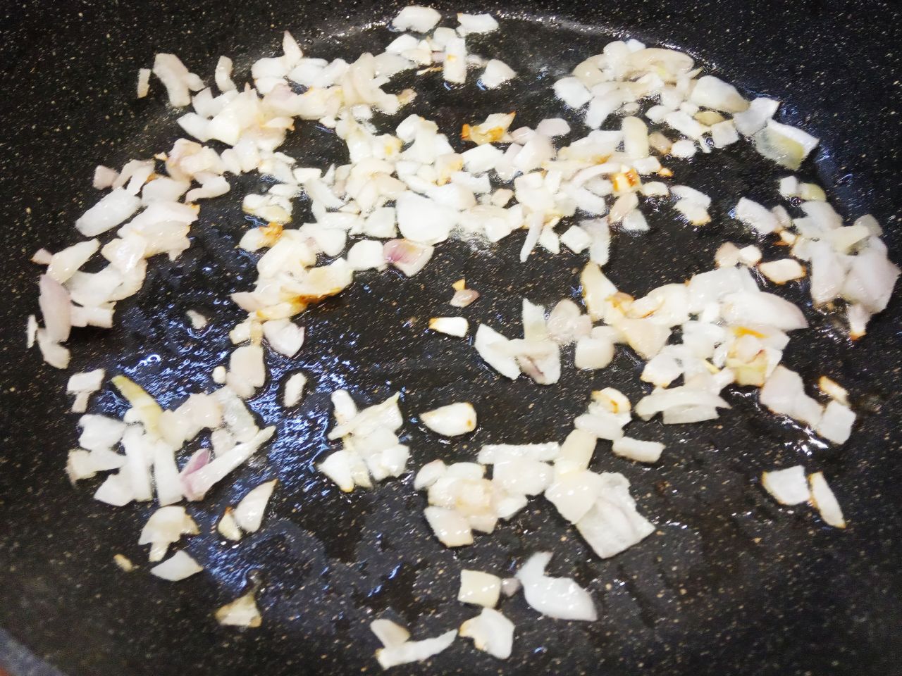 Заливной пирог с фаршем и луком на сковороде, просто и вкусно: Разогреваем сковороду с растительным маслом и обжариваем лук до золотистого цвета. Кладем фарш, солим и