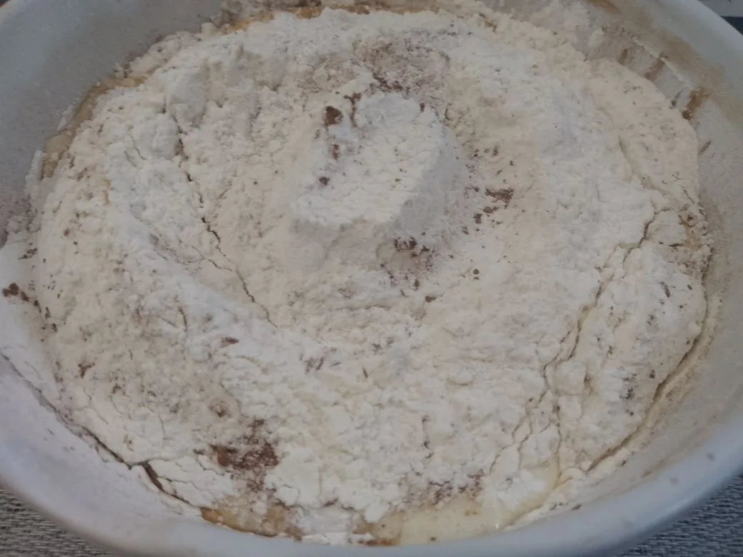 Шоколадный пирог на сметане, с клубникой и орехами: Добавляем сухую смесь в смесь и размешиваем до однородного состояния. Тесто должно получиться густоты сметаны.