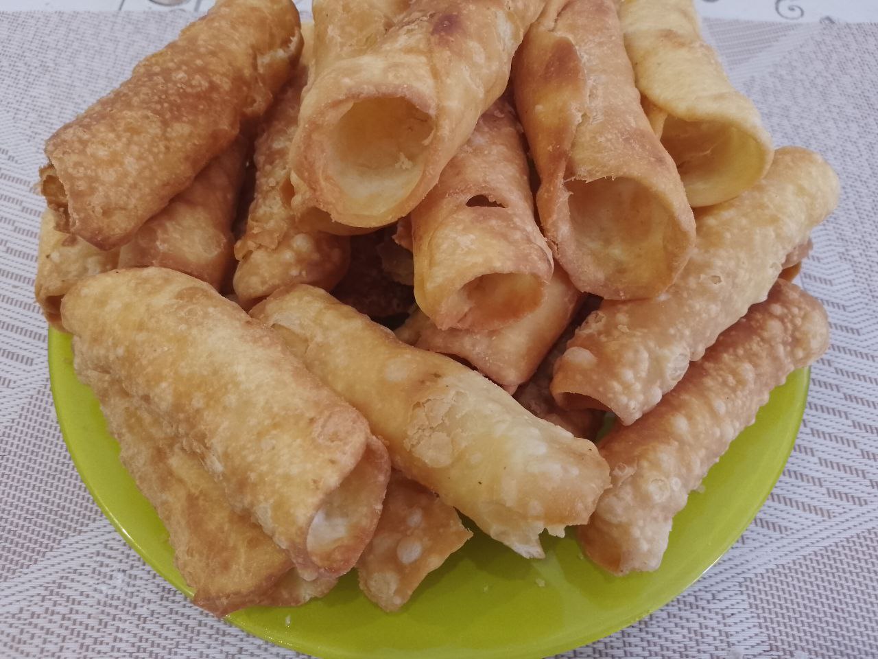 Трубочки канноли с начинкой из заварного крема с ягодами клубники