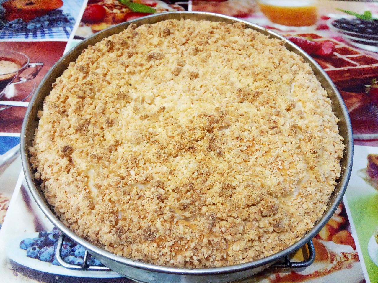 Яблочный пирог с кремом-суфле, нежный и вкусный: Разогреваем духовку до 180 С и ставим пирог для выпекания, выпекаем пирог 35-40 минут.Испеченный пирог
