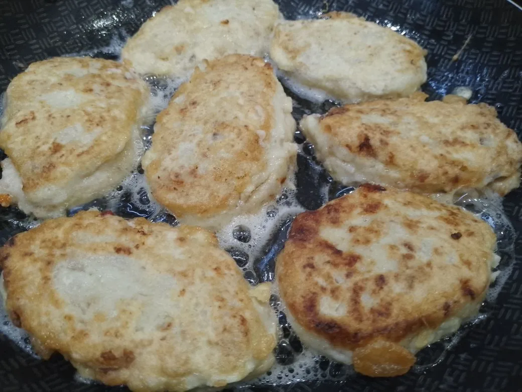 Котлеты из картофельного пюре и фарша, в яичном кляре: Обжариваем котлеты на небольшом огне с двух сторон до золотистой корочки.