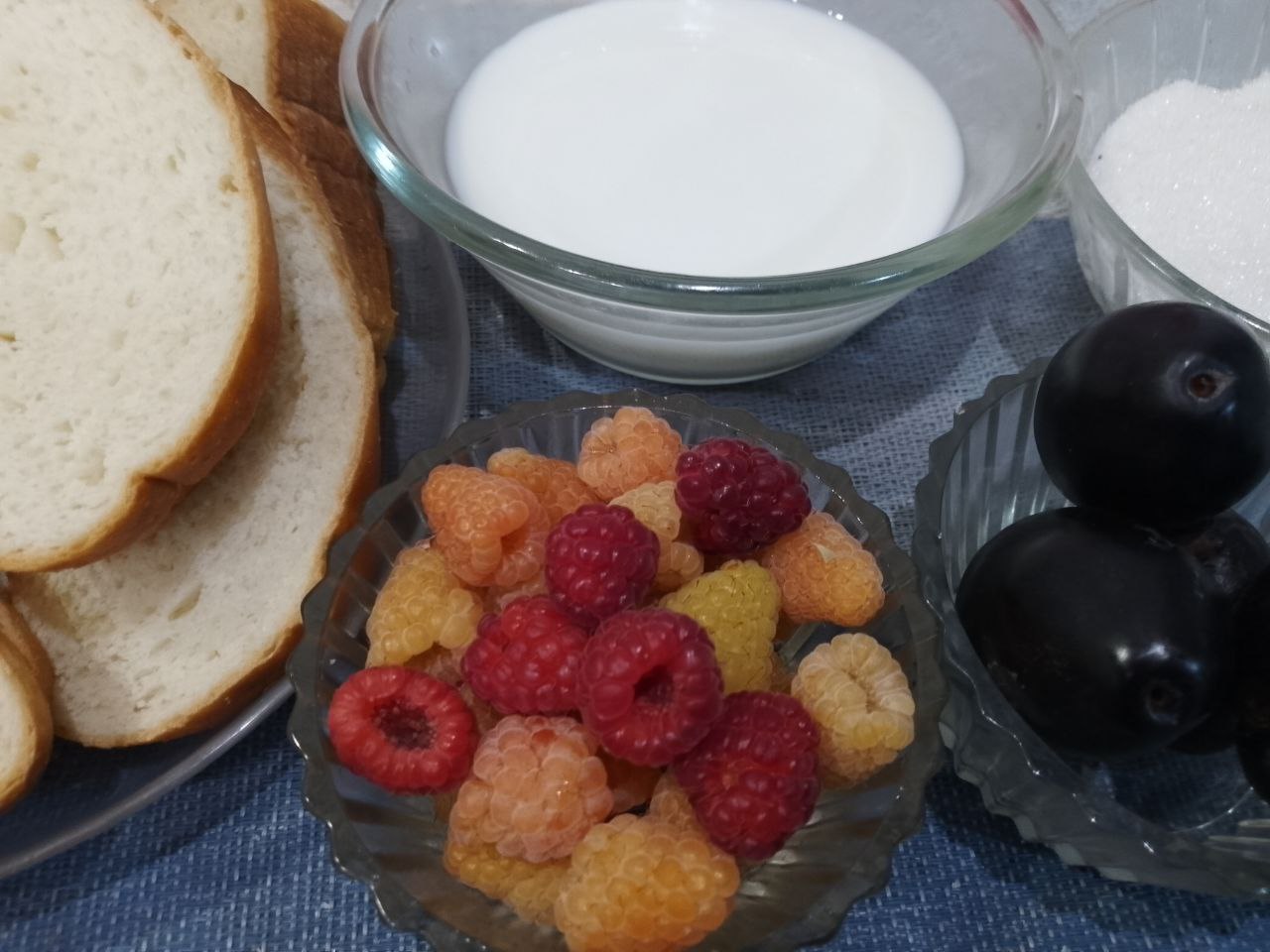 Десерт к чаю из батона, слив и малины