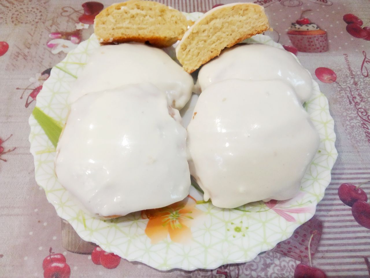 Домашние пряники в глазури, мягкие и вкусные: Если будем смазывать пряники глазурью, приготовим глазурь. Сгущенное молоко смешиваем с сухим молоком,