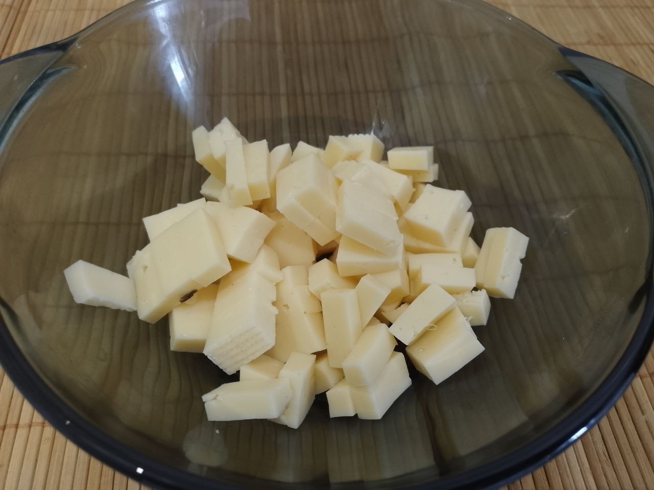 Котлеты из рубленого куриного мяса, сыра, запеченные в духовке: Твердый сыр разрезаем на кубики.