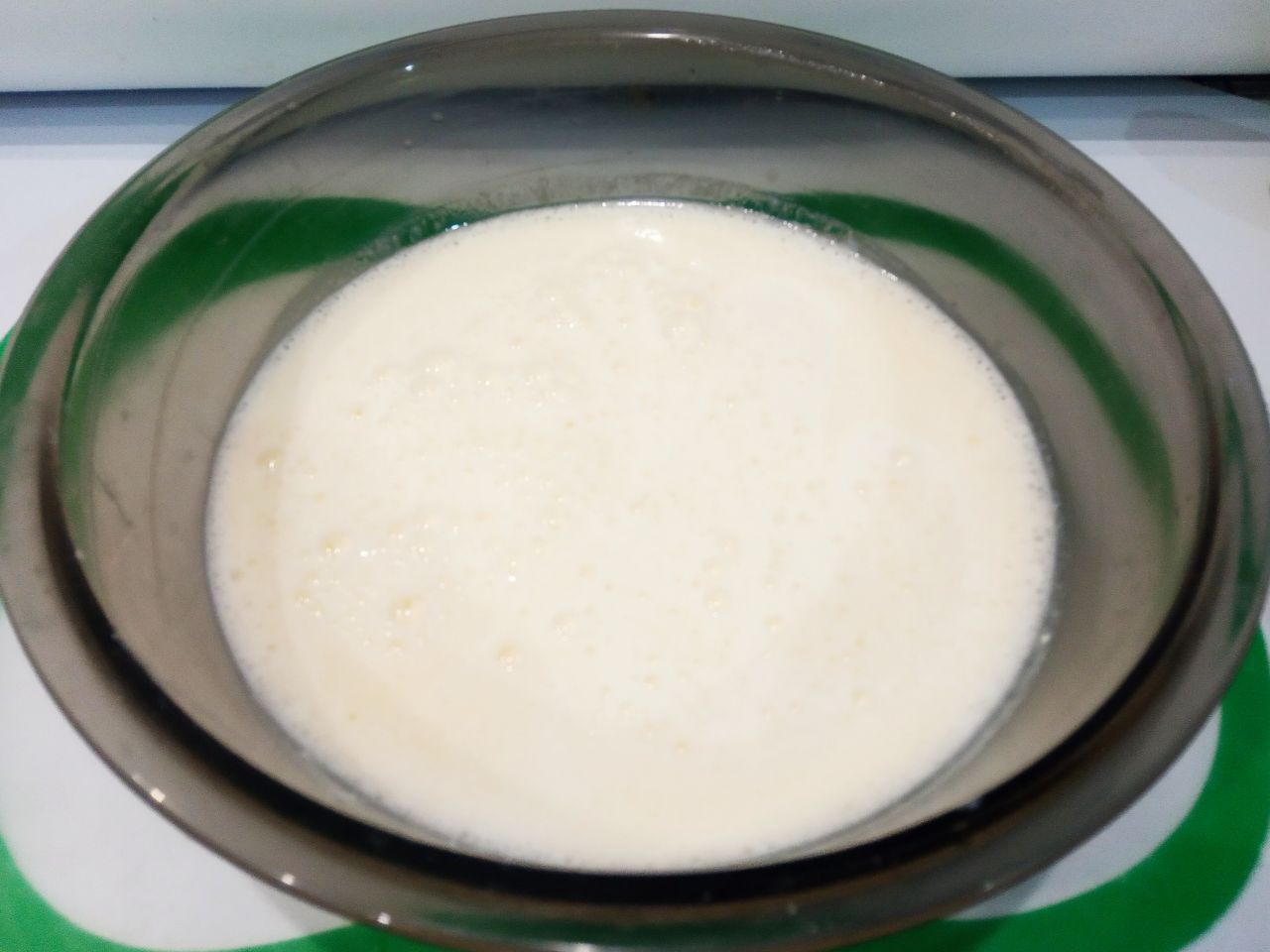 Оладьи с творогом и яблоками, просто и вкусно: Кефир подогреваем и выливаем в смесь, добавляем соду и ванильный сахар по вкусу, размешиваем.