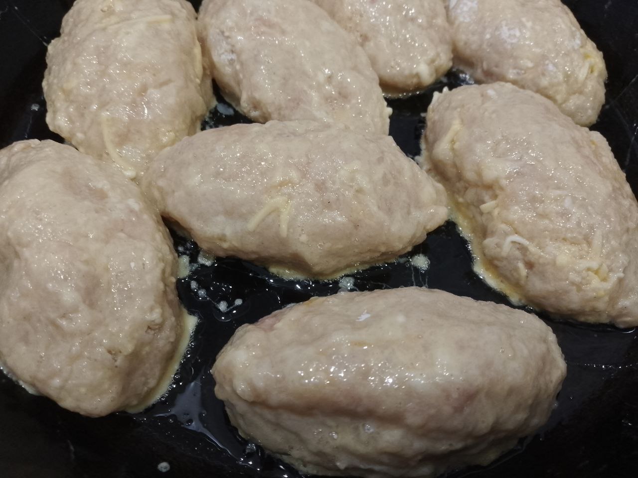 Котлеты с начинкой из яиц и сыра, в кляре, вкусные и сытные: Если котлеты обжариваем, разогреваем сковороду с растительным маслом и укладываем котлеты на сковороду.