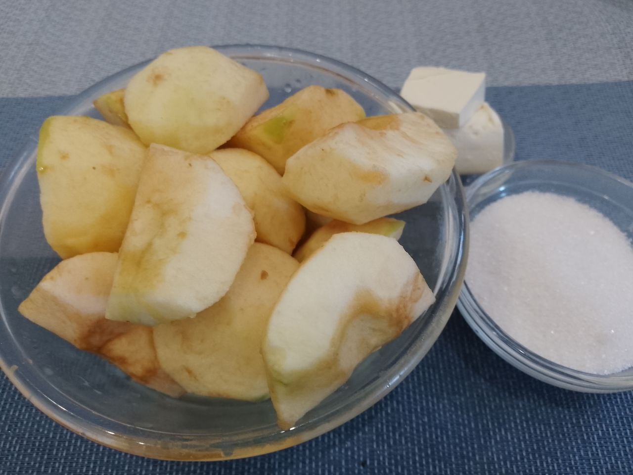 Творожный пирог с яблочной начинкой и штрейзельной крошкой: Яблоки промываем водой, просушиваем, очищаем от кожуры и натираем на крупной терке или нарезаем мелкими