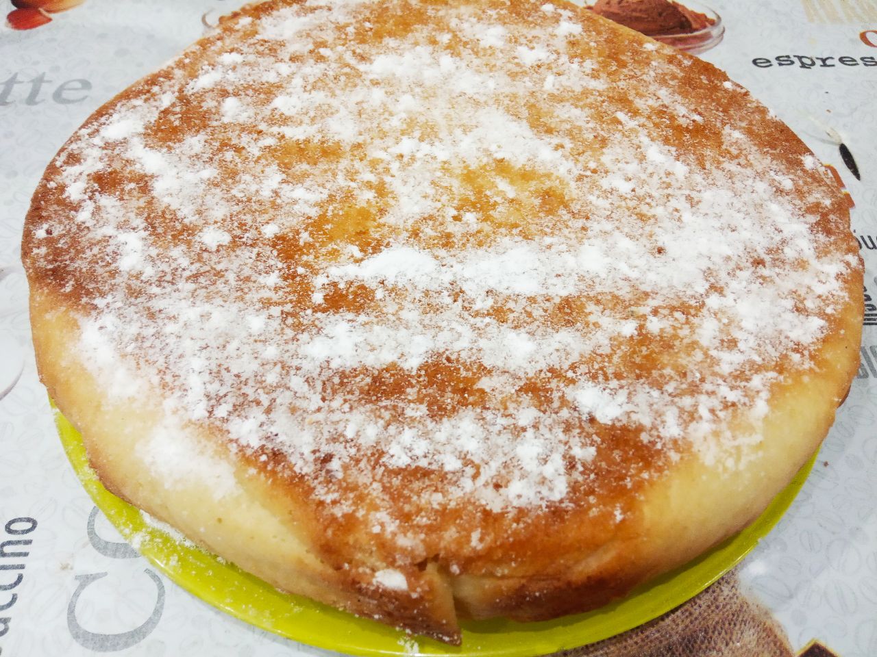 Манный пирог воздушный и мягкий, простой и вкусный: Испеченный манный пирог достаем из формы и охлаждаем в форме.