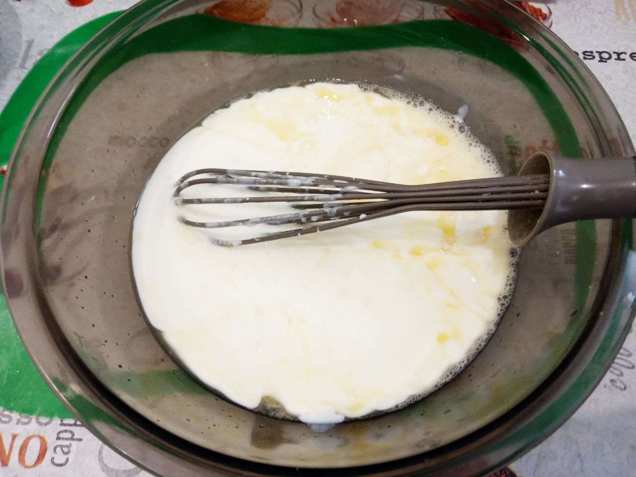Блинчики с мясной начинкой из фарша и лука, вкусно и сытно: Вливаем кефир в яичную смесь, размешиваем.