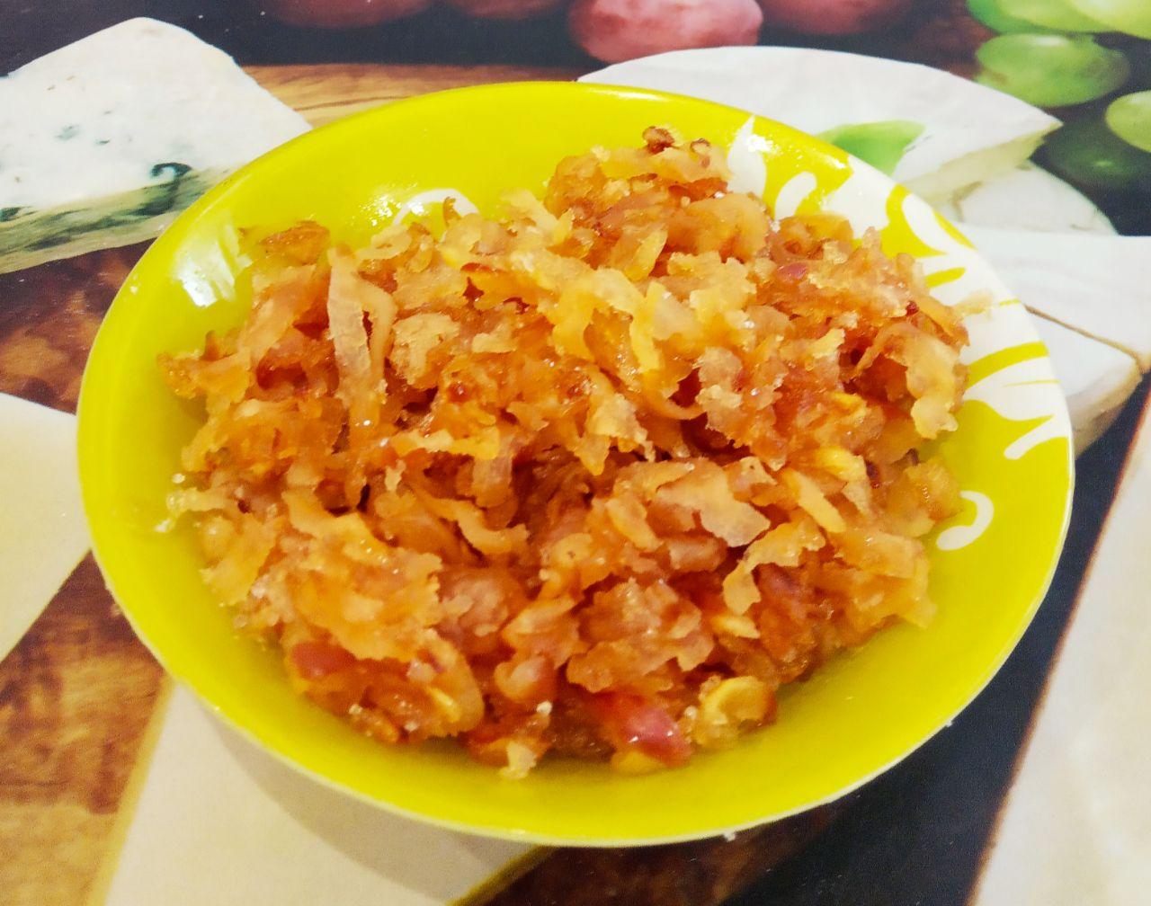 Вкусные пирожки с начинкой из тушеных яблок: Разогреваем сковородку, кладем сливочное масло и натертые яблоки. Тушим на медленном огне до готовности.