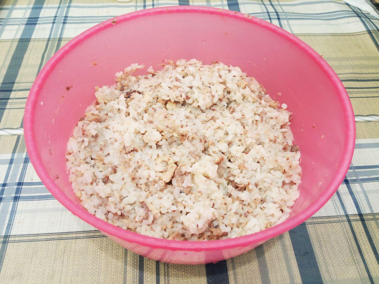 Котлеты из рыбных консервов в масле с рисом: Из котлетной массы формируем котлеты продолговатой или желаемой и обваливаем в муке или сухарях.
