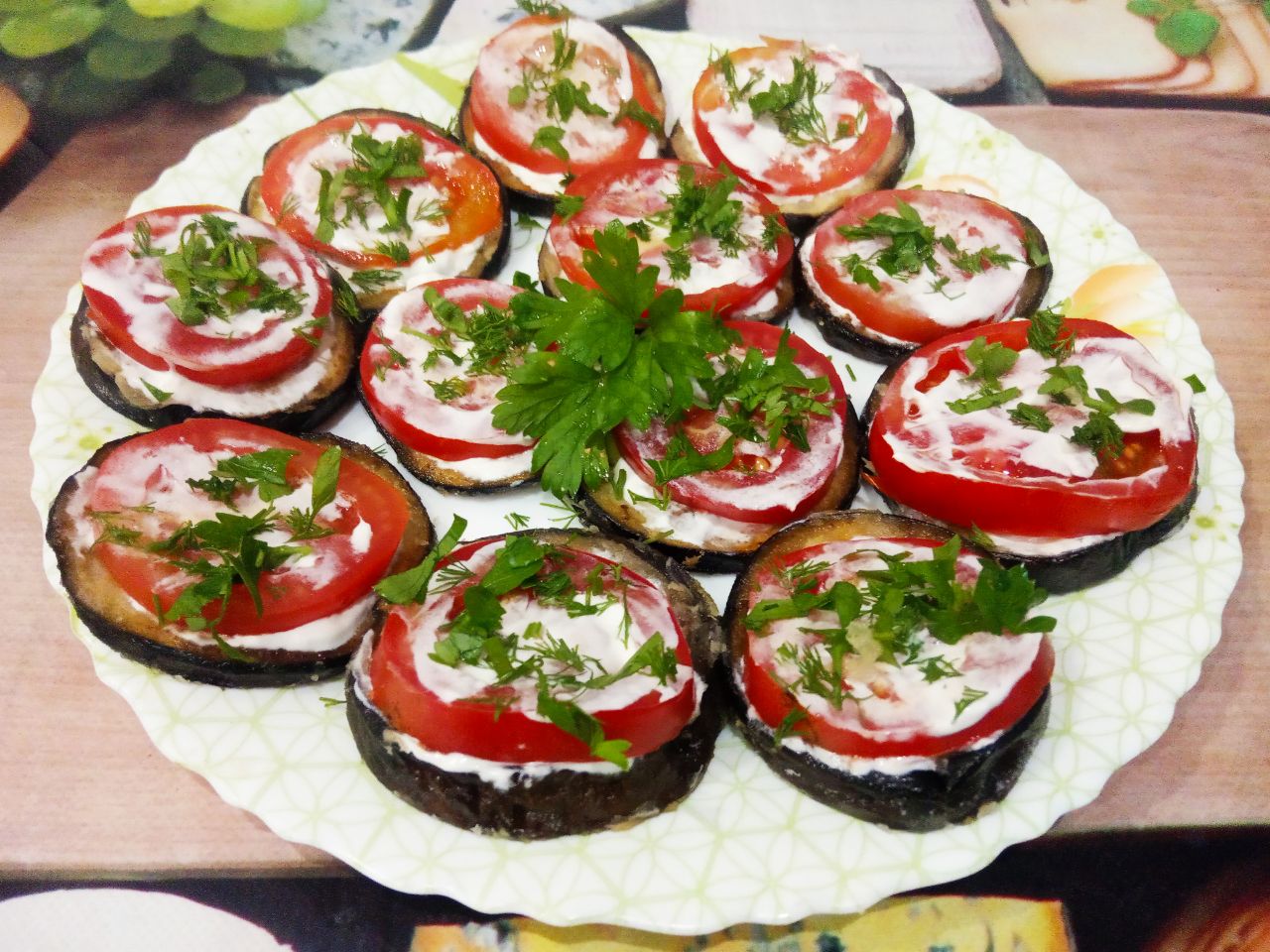 Жареные баклажаны, с помидорами и сметанным соусом: Зелень промываем, просушиваем и мелко нарезаем.