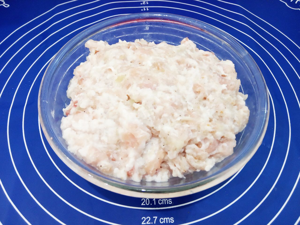 Лепешки с мясной начинкой, в духовке: Мясо пропускаем через мясорубку вместе с луком.