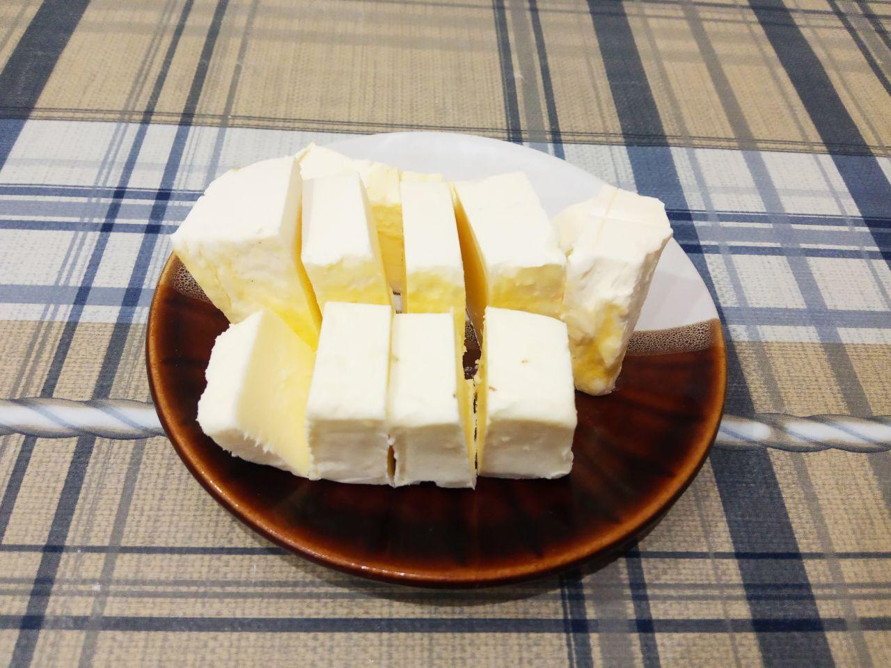 Простой рецепт грейпфрутового печенья, просто и вкусно: Муку просеиваем через мелкое сито, кладем размягченное сливочное масло или маргарин и растираем в крошку.