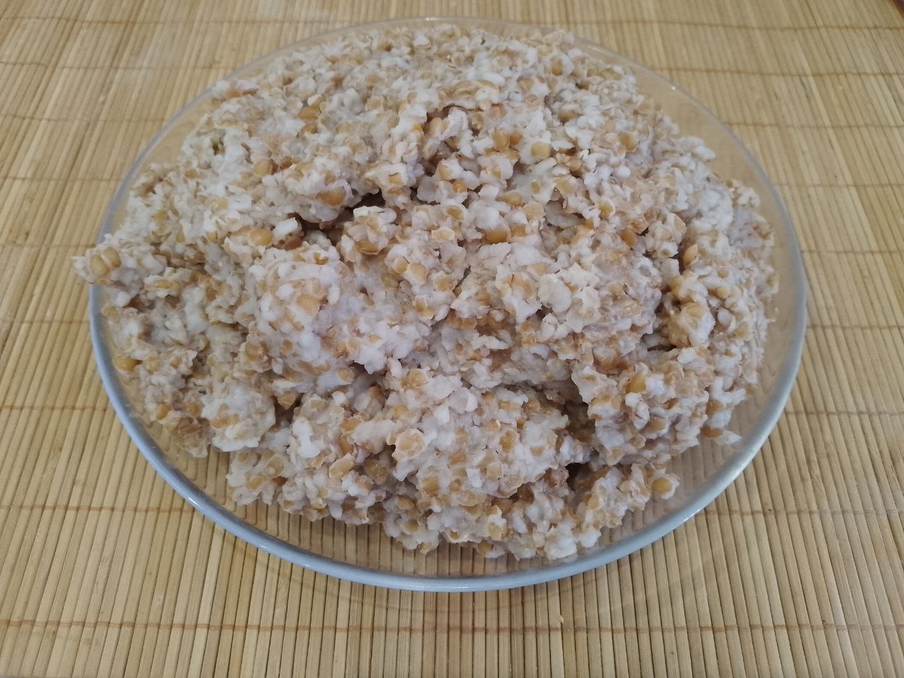 Пшеничная каша с мясом, просто и вкусно: Пшеничную крупу крупного помола тщательно промываем пока вода не станет прозрачной. Промытую крупу