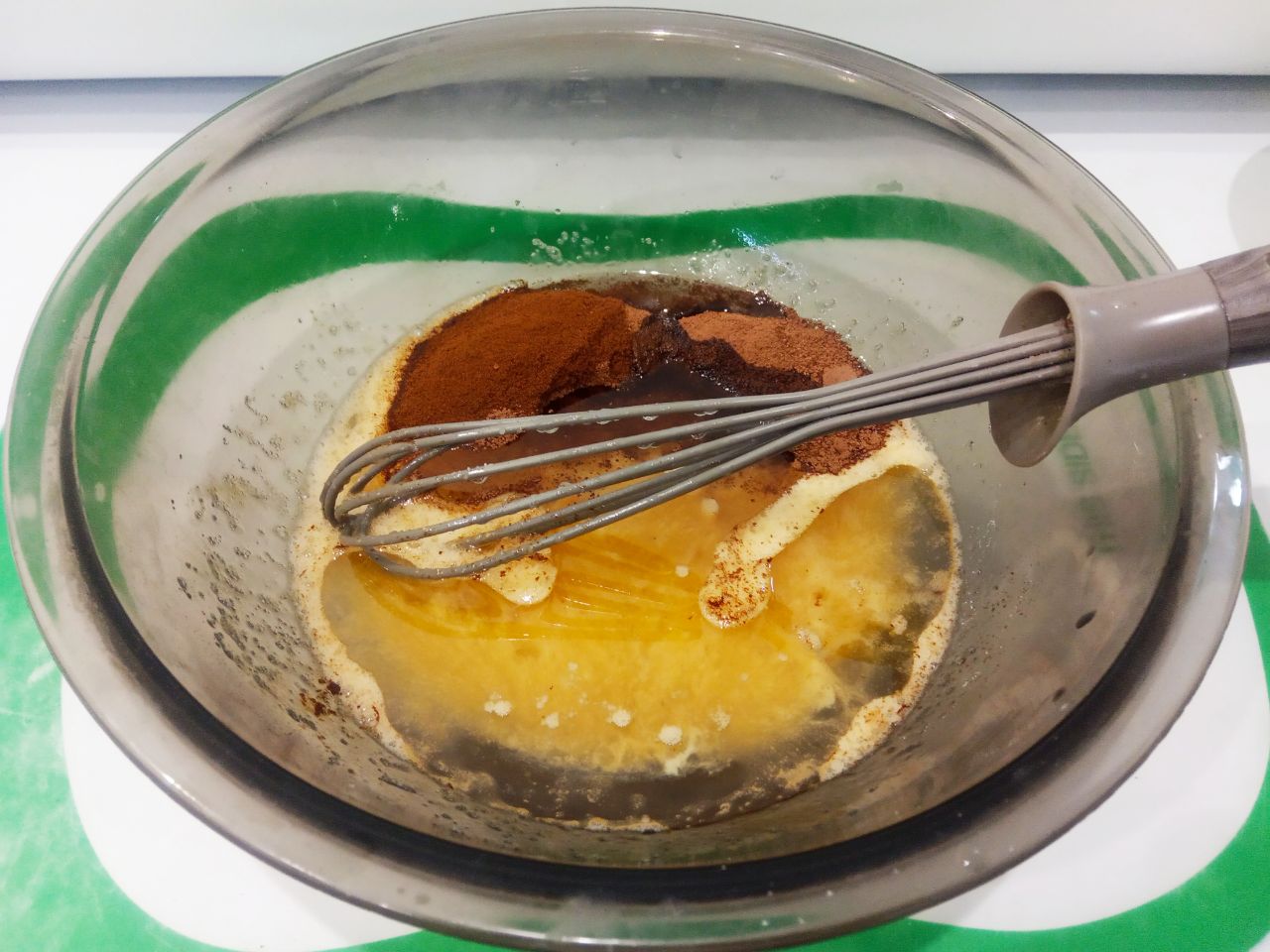 Кофейное печенье, рассыпчатое и песочное: Добавляем растительное масло, какао и кофе, взбиваем.