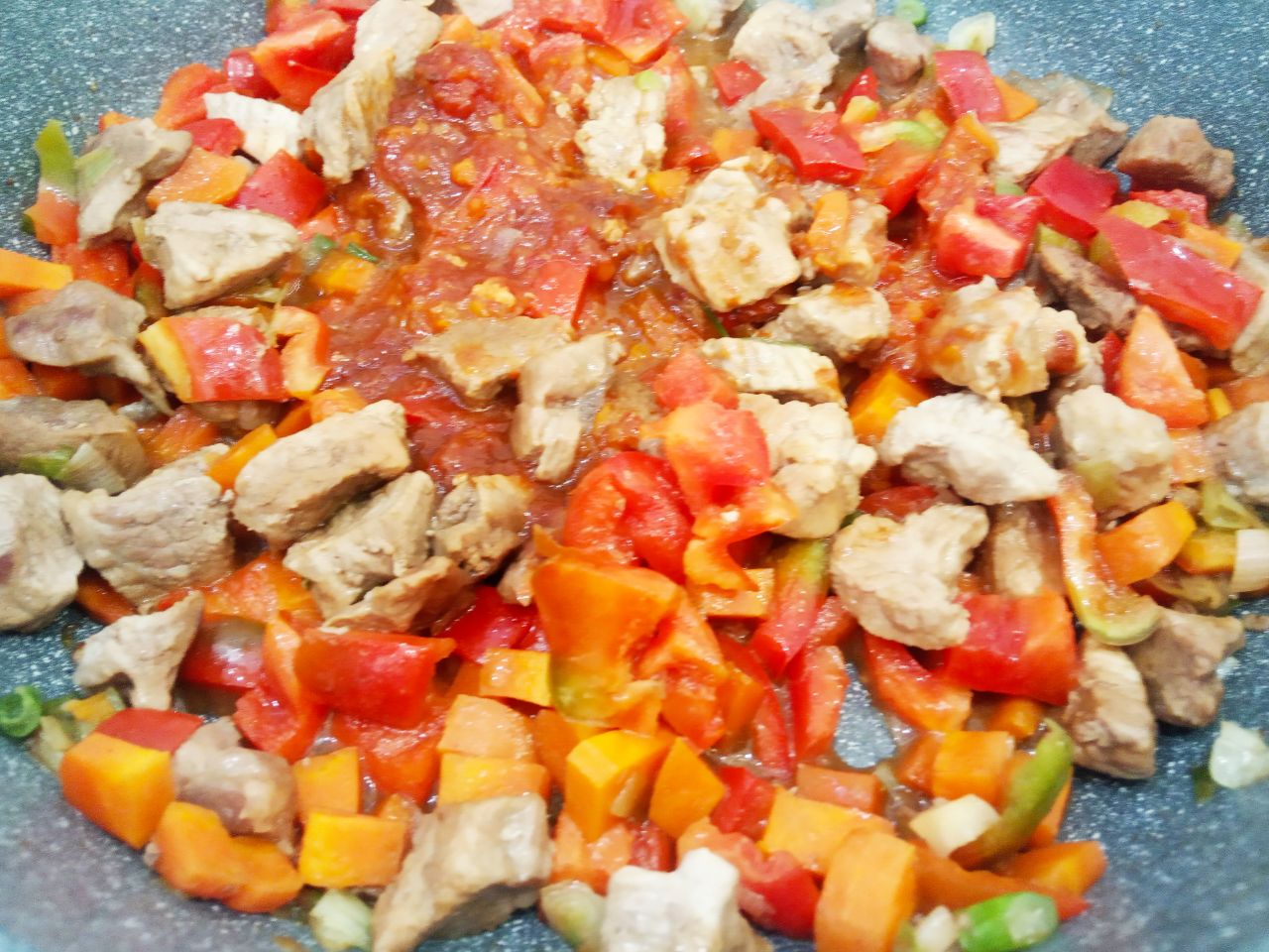 Чесночные стрелки с мясом и овощами тушеные в соевом соусе, вкусные и аппетитные: Томатную пасту разводим кипяченой водой и выливаем к овощам с мясом, кладем лавровый лист и чесночные