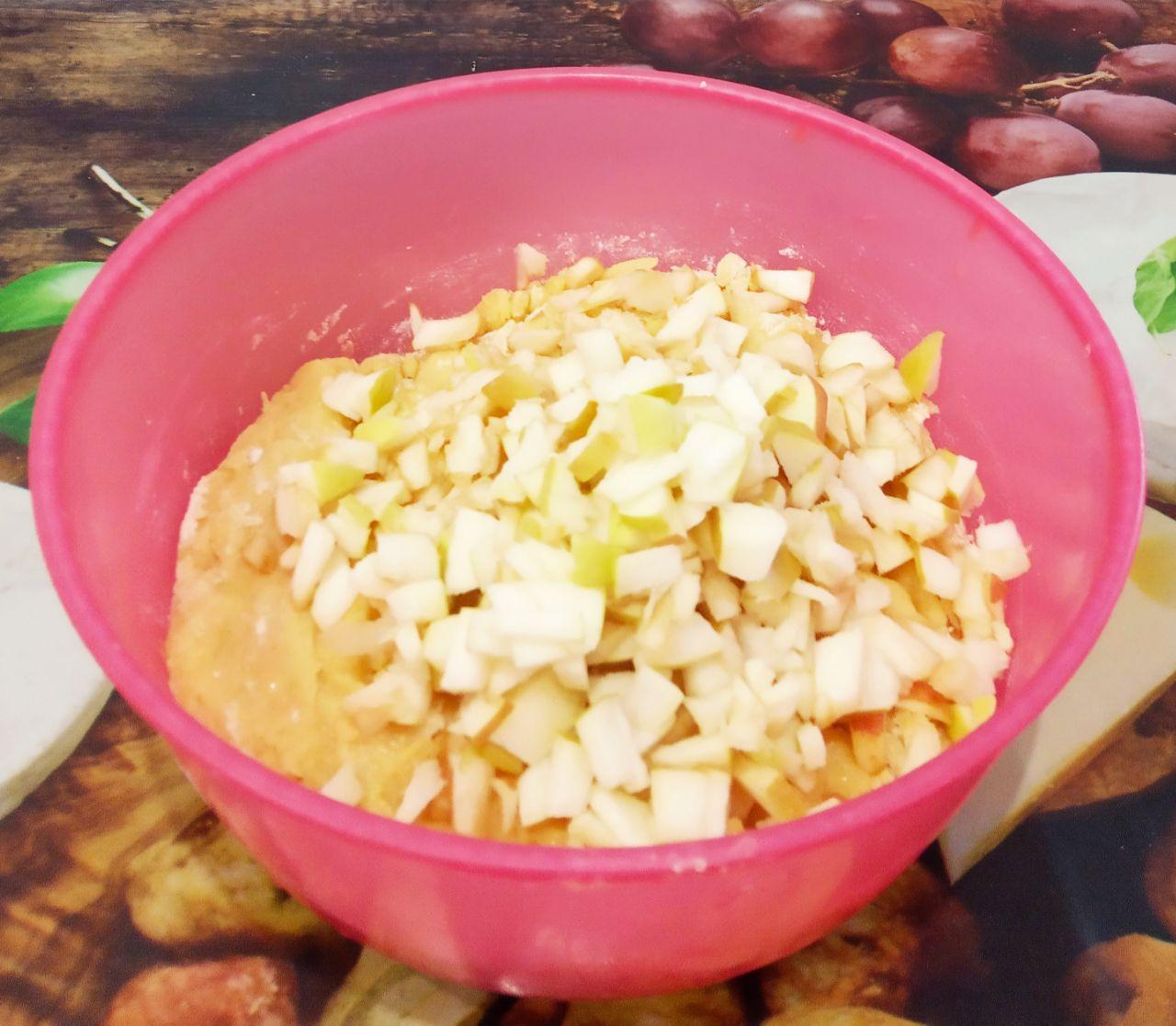 Простое и вкусное печенье с фруктами: Добавляем измельченные яблоки в тесто, перемешиваем.