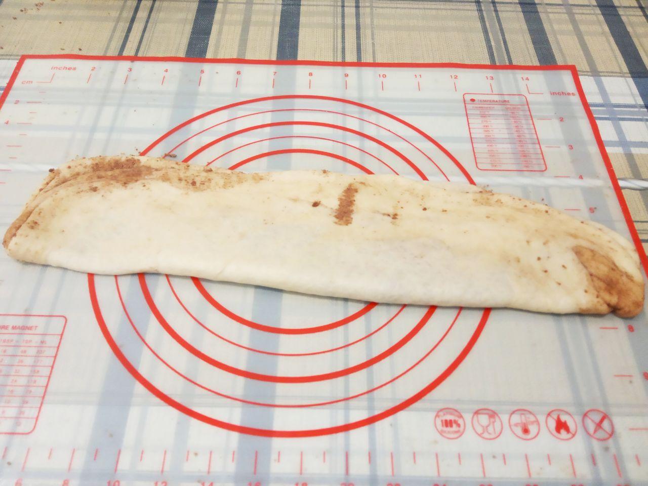 Домашние булочки с начинкой из шоколадной крошки: Полоску слегка раскатываем и нарезаем квадраты.