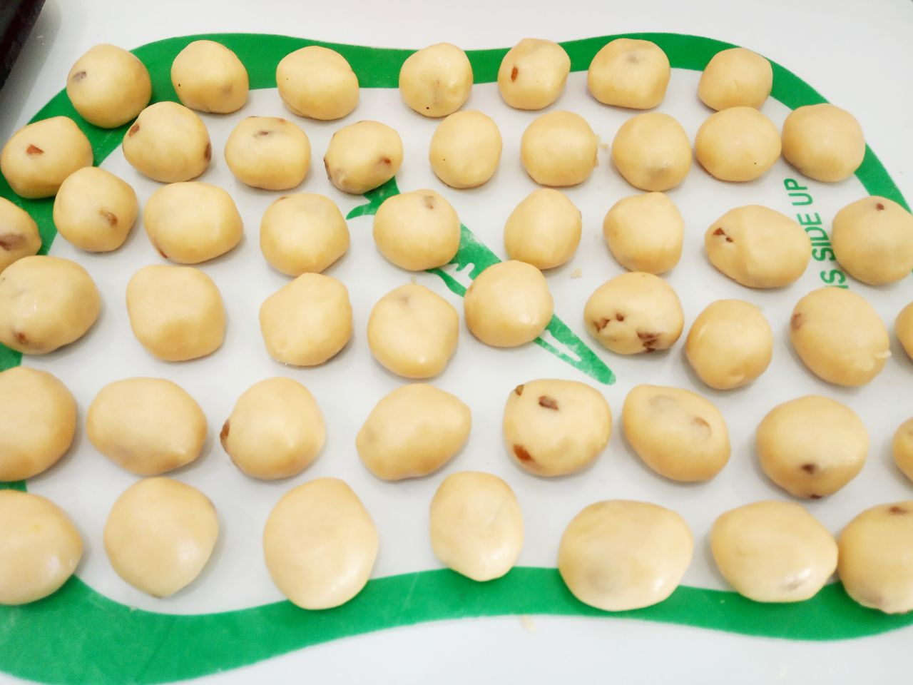 Домашнее печенье с изюмом и крахмалом, рассыпчатое и нежное: Тесто разделяем на небольшие шарики размерами с грецкий орех.