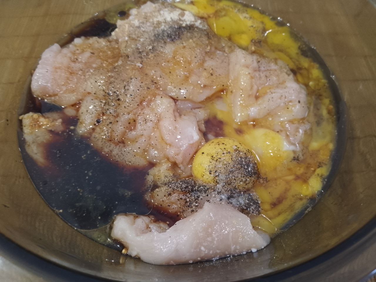 Куриное филе в кляре и взбитом белке, на сковороде, нежное и вкусное: Полоски филе складываем в чашу, добавляем соль, перец, сухой чеснок по вкусу, желтки, соевый соус и