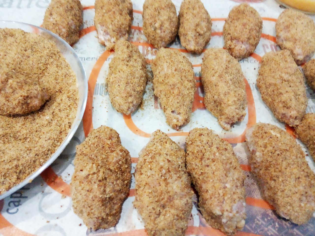 Мясные котлеты или зразы с грибами и сыром, в яичном кляре и сухарях: Зразы обваливаем в панировочных сухарях. Панировочные сухари у меня домашние, хлеб часто остается, подсушиваю