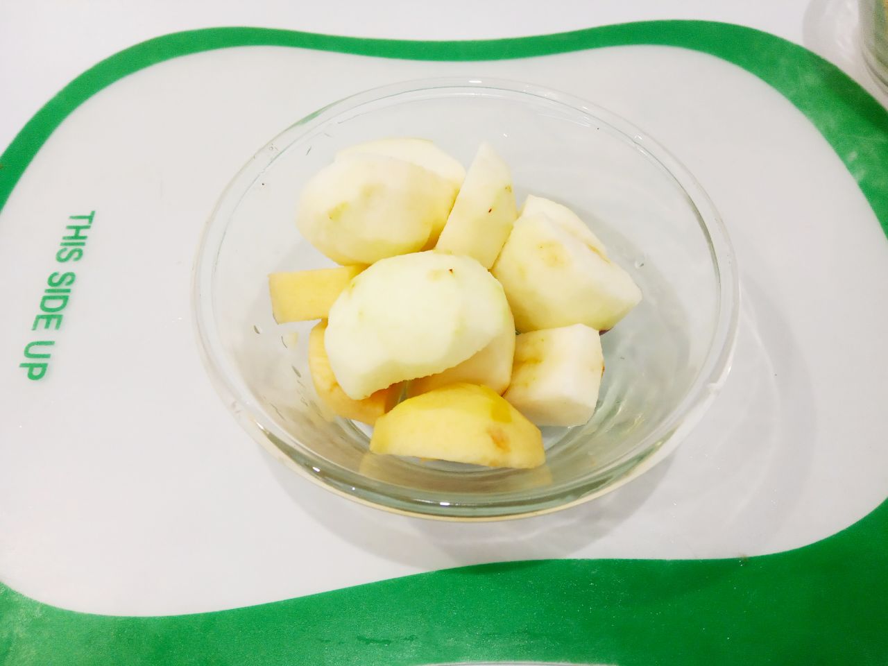 Тыквенная каша с пшеном и яблоками: Яблоки очищаем от кожуры и нарезаем ломтиками.