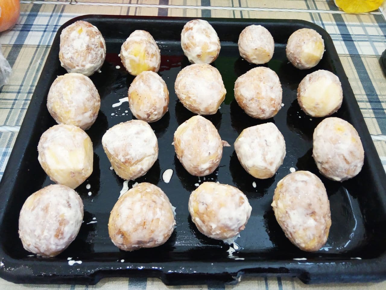 Картофель запеченный в духовке с майонезом, просто и вкусно: Укладываем картофель, на противне у меня 19 картофелин, такое количество для моей семьи.