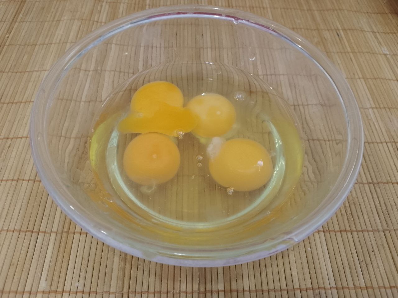 Торт с нежным кремом из сливок и творожного сыра, очень вкусный: Сначала приготовим медовые коржи для торта.