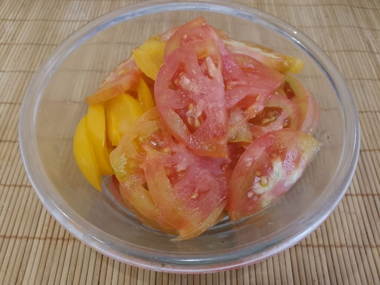Картофель с мясом, помидорами и сыром запеченный в духовке: Помидоры промываем, удаляем плодоножки и разрезаем на ломтики.