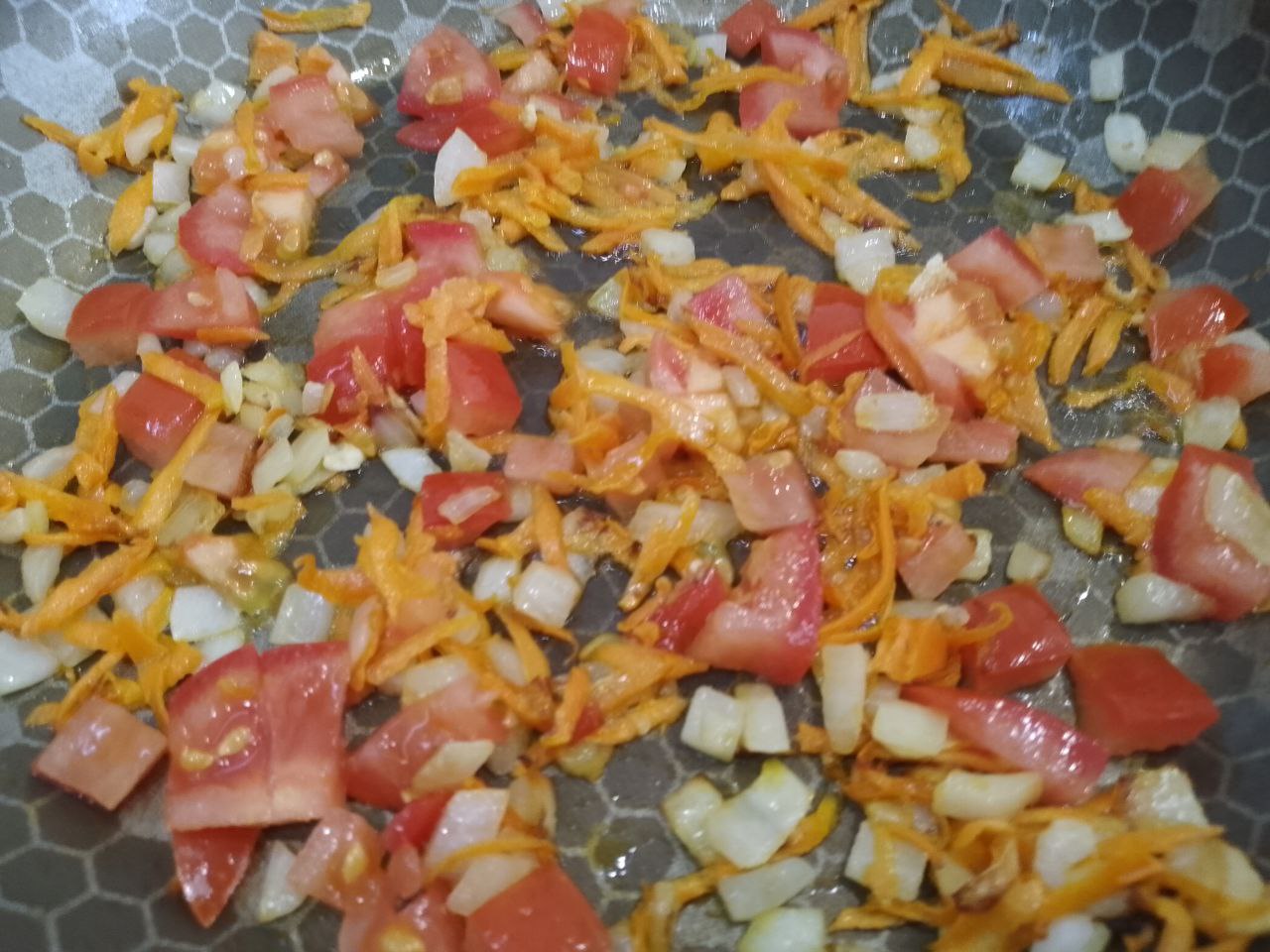 Гречневая каша с овощами и филе, простое и вкусное блюдо: Кладем помидоры и обжариваем несколько минут.