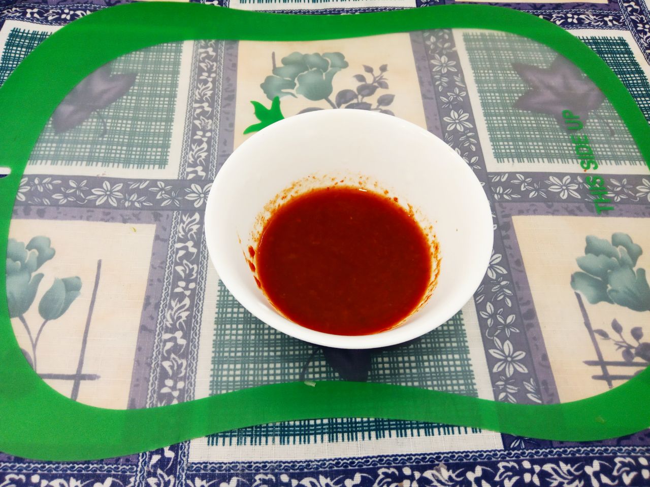 Чесночные стрелки тушеные с овощами, просто и вкусно: Томатную пасту разводим кипяченой водой.