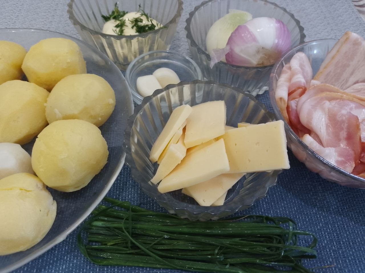 Картофель с сыром, в беконе, запеченный в духовке