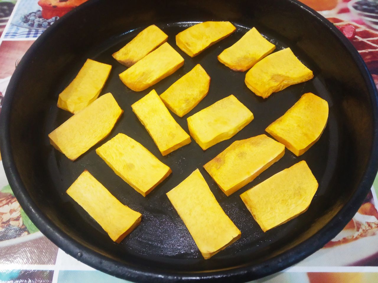 Запеченная тыква в духовке, с сахаром или мёдом, вкусно и полезно: Затем через минут пятнадцать достаем противень с тыквой, переворачиваем на другую сторону.