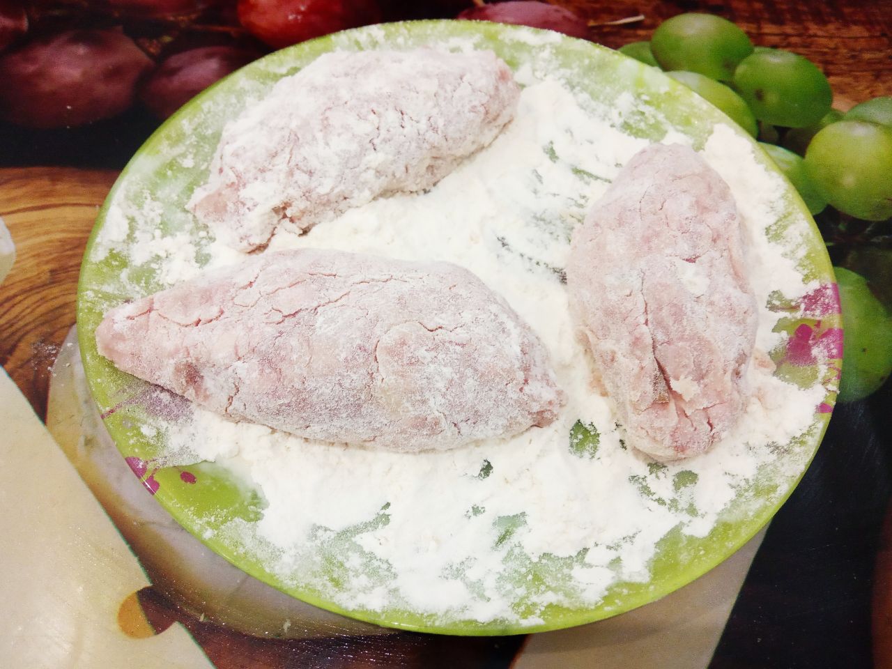 Мясные зразы с грибной начинкой запеченные в духовке, сочные и вкусные: Зразы обваливаем в муке.