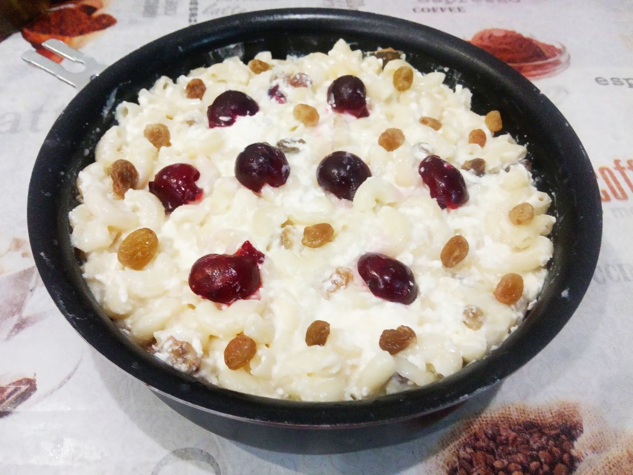 Запеканка из макарон с творогом, изюмом и вишней, просто и вкусно: Форму смазываем сливочным маслом и выкладываем макароны с творогом и изюмом.