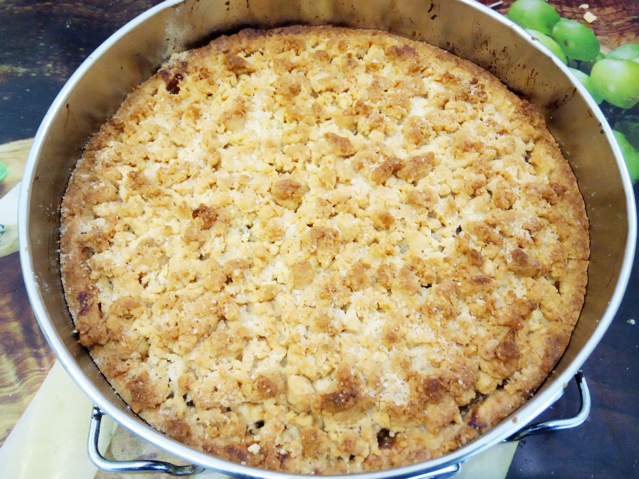 Песочный и рассыпчатый пирог со свежими яблоками: Разогреваем духовку до 180 С и ставим пирог для выпекания. Пирог выпекается около 30-35 минут, в зависимости