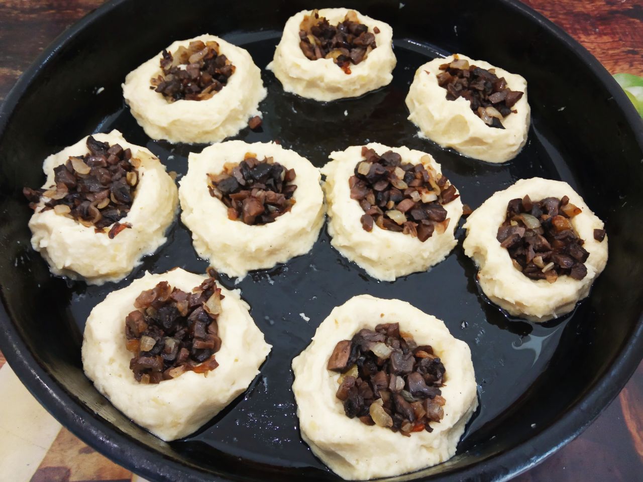 Картофельные гнезда с грибной начинкой и сыром: Картофельные гнезда наполняем грибной начинкой.