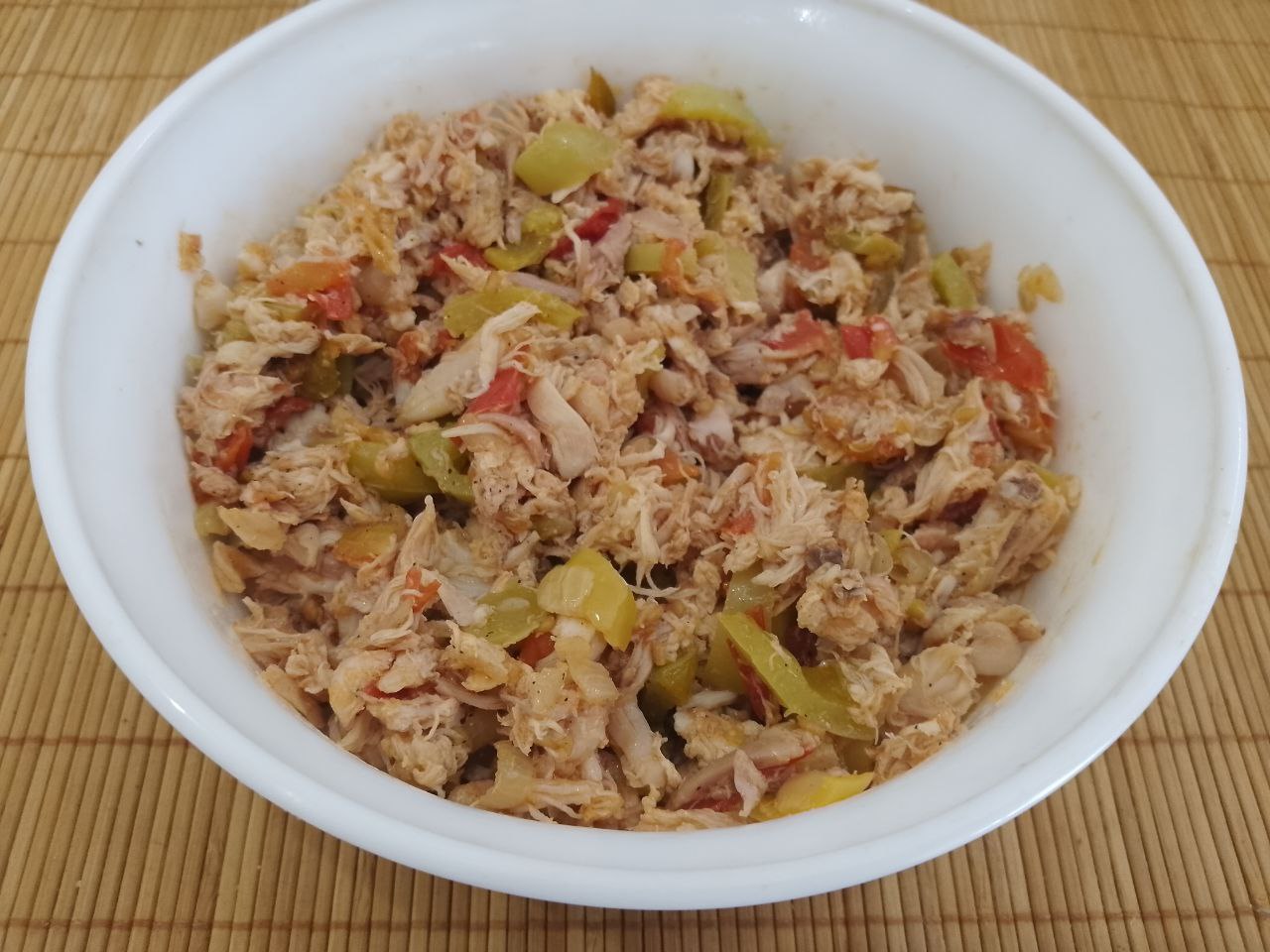 Лаваш запеченный в духовке, с начинкой из мяса, сыра и овощей, просто и вкусно: Кладем к обжаренным овощам измельченное мясо, солим, перчим, посыпаем сушеным чесноком, перемешиваем и