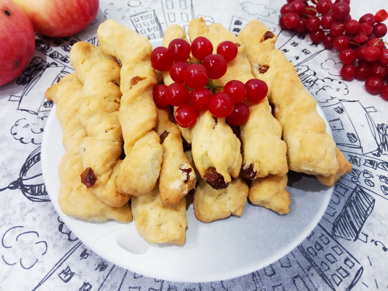 Рассыпчатое печенье с изюмом, на растительном масле: Испеченное печенье складываем на блюдо и охлажденное подаем к чаю.