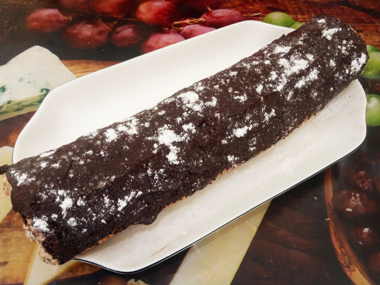 Рулет из бисквитного теста с шоколадом и джемом, вкусный и аппетитный: Шоколад со сливочным маслом растапливаем на водяной бане, размешиваем до однородного состояния и покрываем