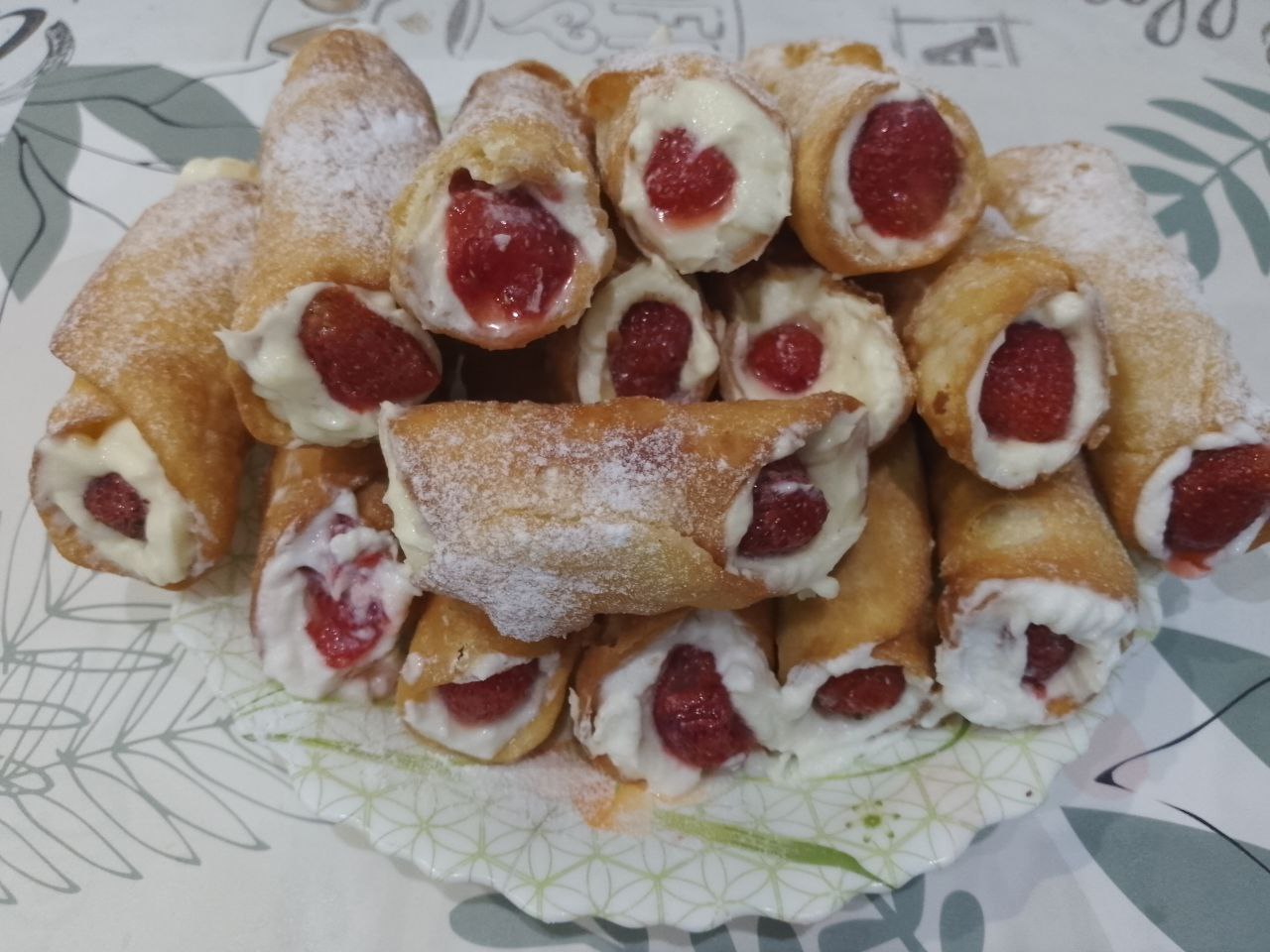 Трубочки канноли с начинкой из заварного крема с ягодами клубники