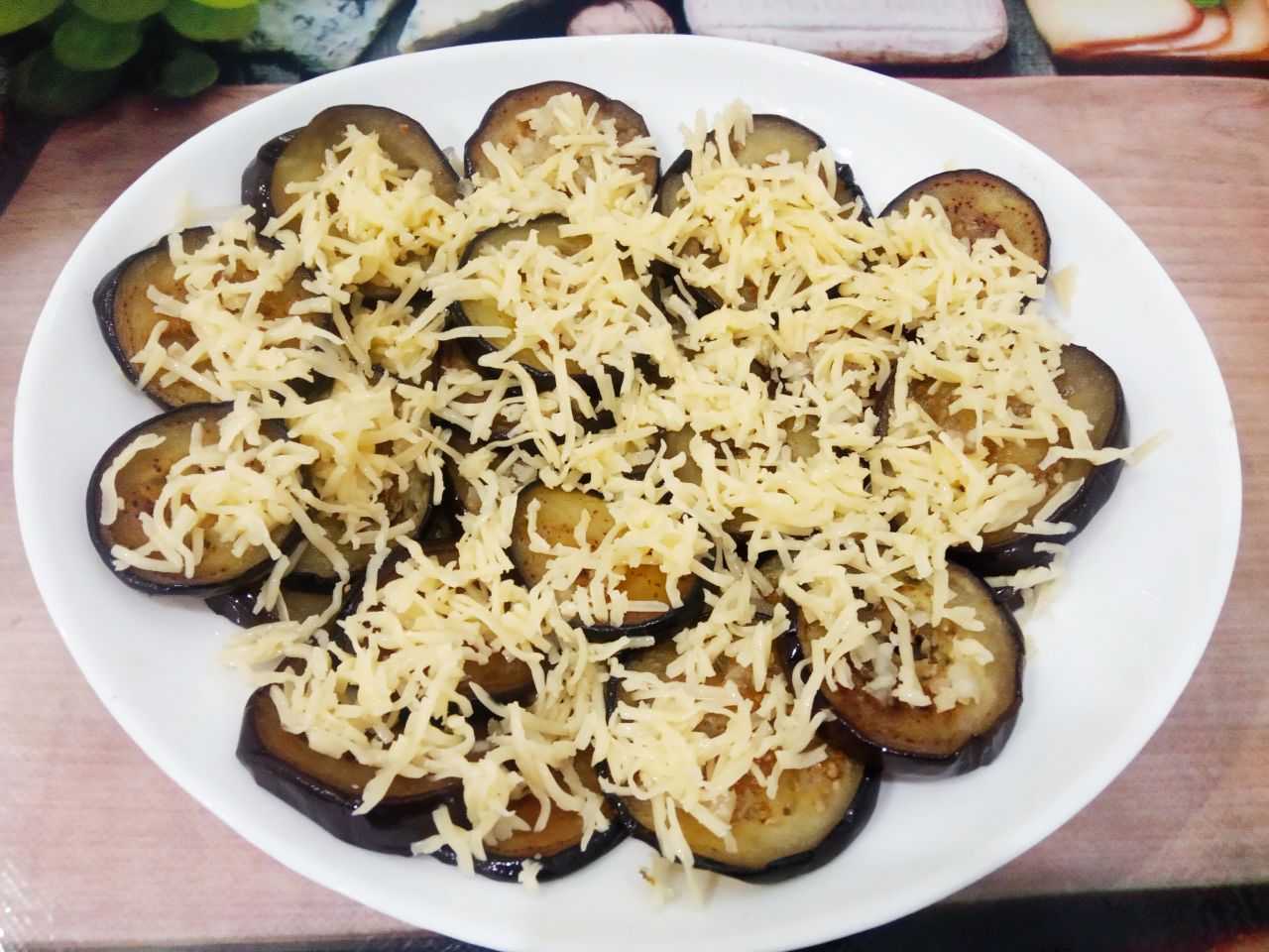 Салат из баклажанов, с помидорами и сыром: Потом посыпаем тертым сыром.