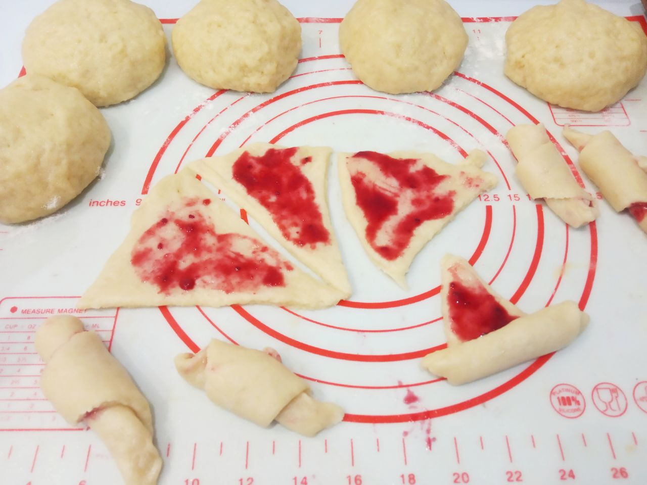 Рогалики с джемом на сметане, без яиц, просто и вкусно: Каждую часть смазываем джемом и сворачиваем рогаликом.